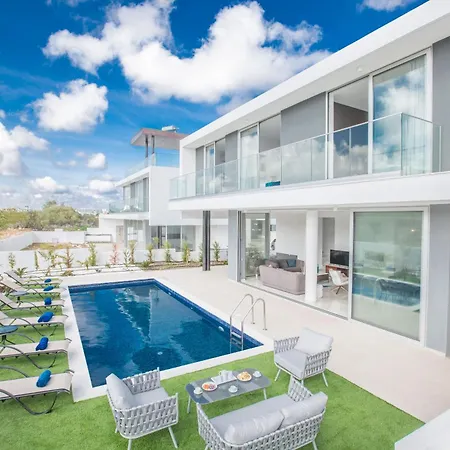 Holiday home 3 Schlafzimmer Mit Privatem Pool Im Zentrum *